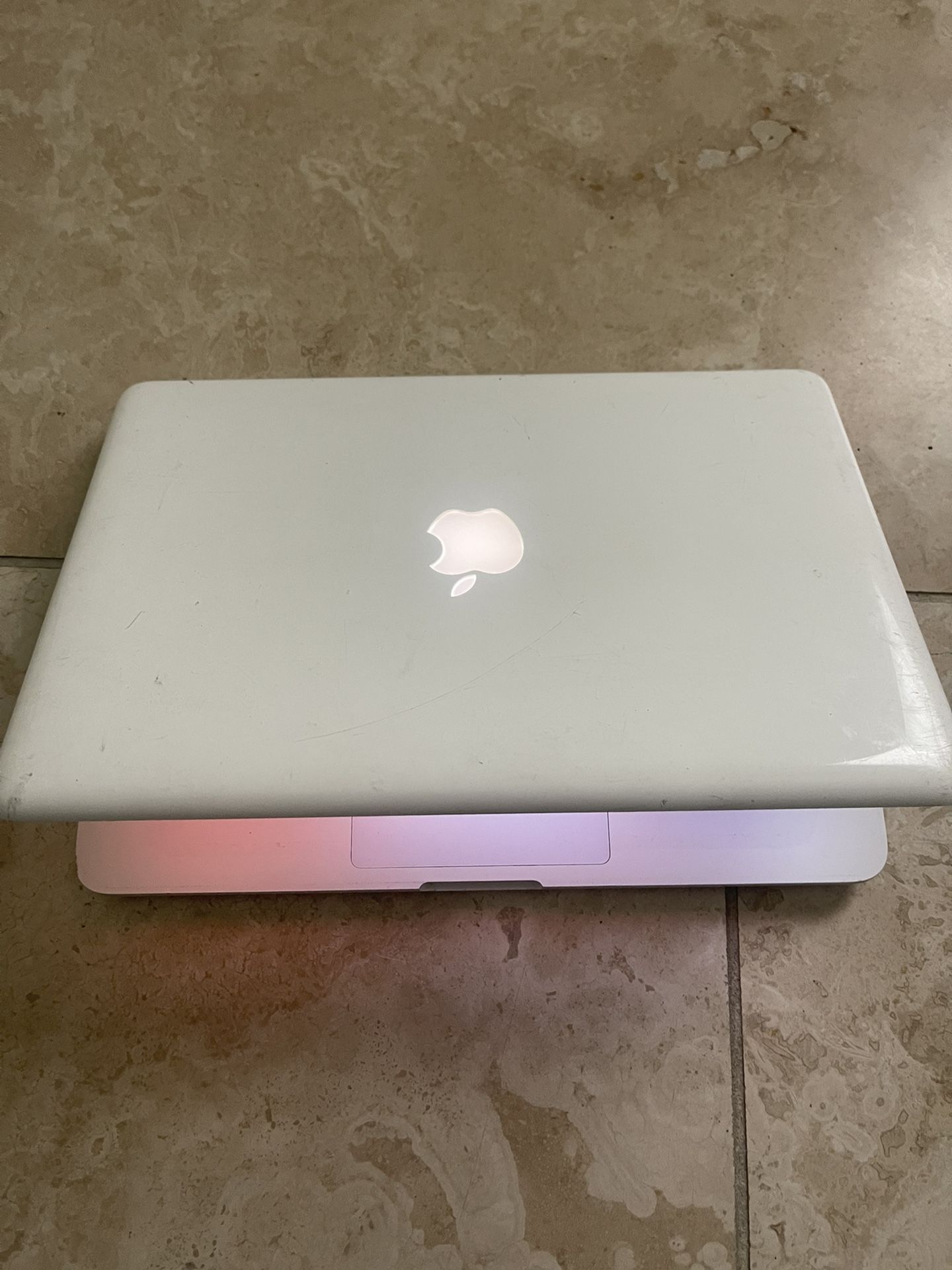 2010 Macbook 2.4Ghz 2GB 250GB Works Like New With Charger Included