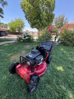 COMMERCIAL HONDA LAWNMOWER TURNS ON AND WORKS GREAT(300$$) (FREE DELIVERY)