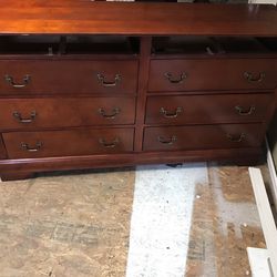 Tocador 2 Cajoneras Y. Una Cama 