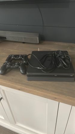 Ps4 Slim w/ 2 controllers