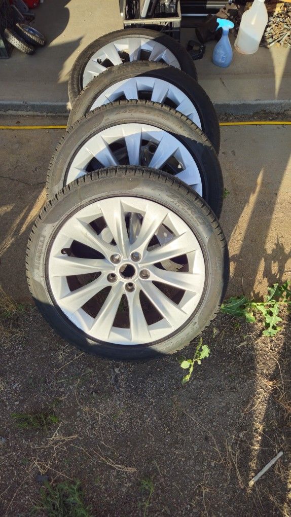 19" Silver Slipstream Tesla Model S Wheels with Pirelli Tires