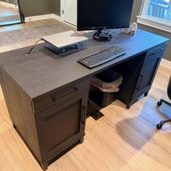 Black Desk