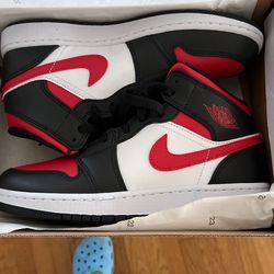 Air Jordan 1 Mid (size 6 Youth)