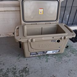 Cabela's Polar Cap Equalizer 60 Quart Cooler