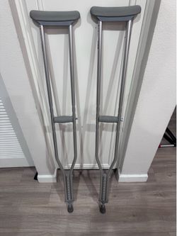 Pair of Adjustable Aluminum Underarm Crutches – 5’10”–6’6”