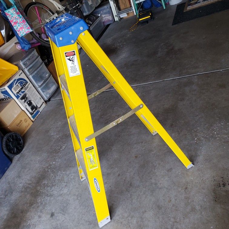 WERNER 4' FIBERGLASS LADDER
