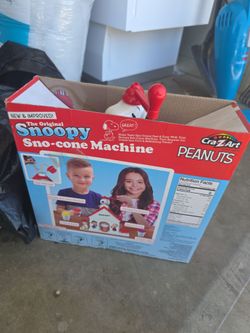 Snowcone maker