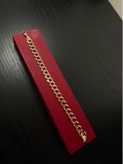 14kt gold diamond cut bracelet