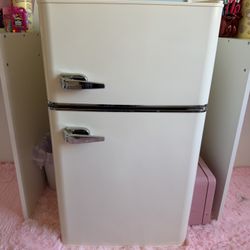 Mini Fridge (INSIGNIA)