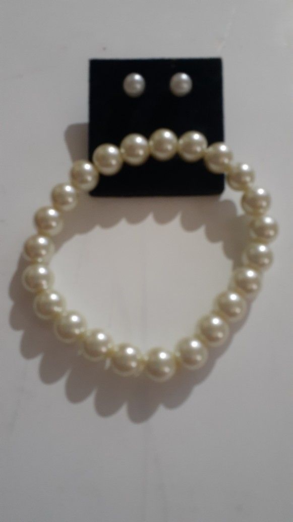 A Very Nice Custume Pearl bracelet And A Matching pair Pierced earrings 
