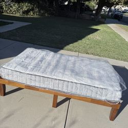 Twin Wood Platform Bed Frame and Zinus Mattress set (like new)