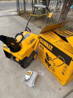 DEWALT 21 in. 208 cc E-Gov Electric Start Gas Single-Stage Snow Blower