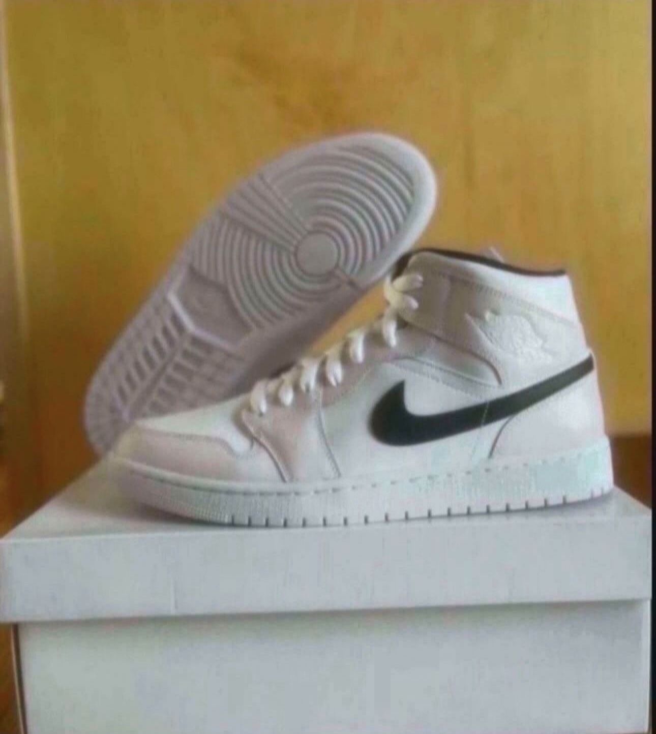Nike Air Jordan 1 Mid Womens Size 12/ 10.5 Mens Brand New