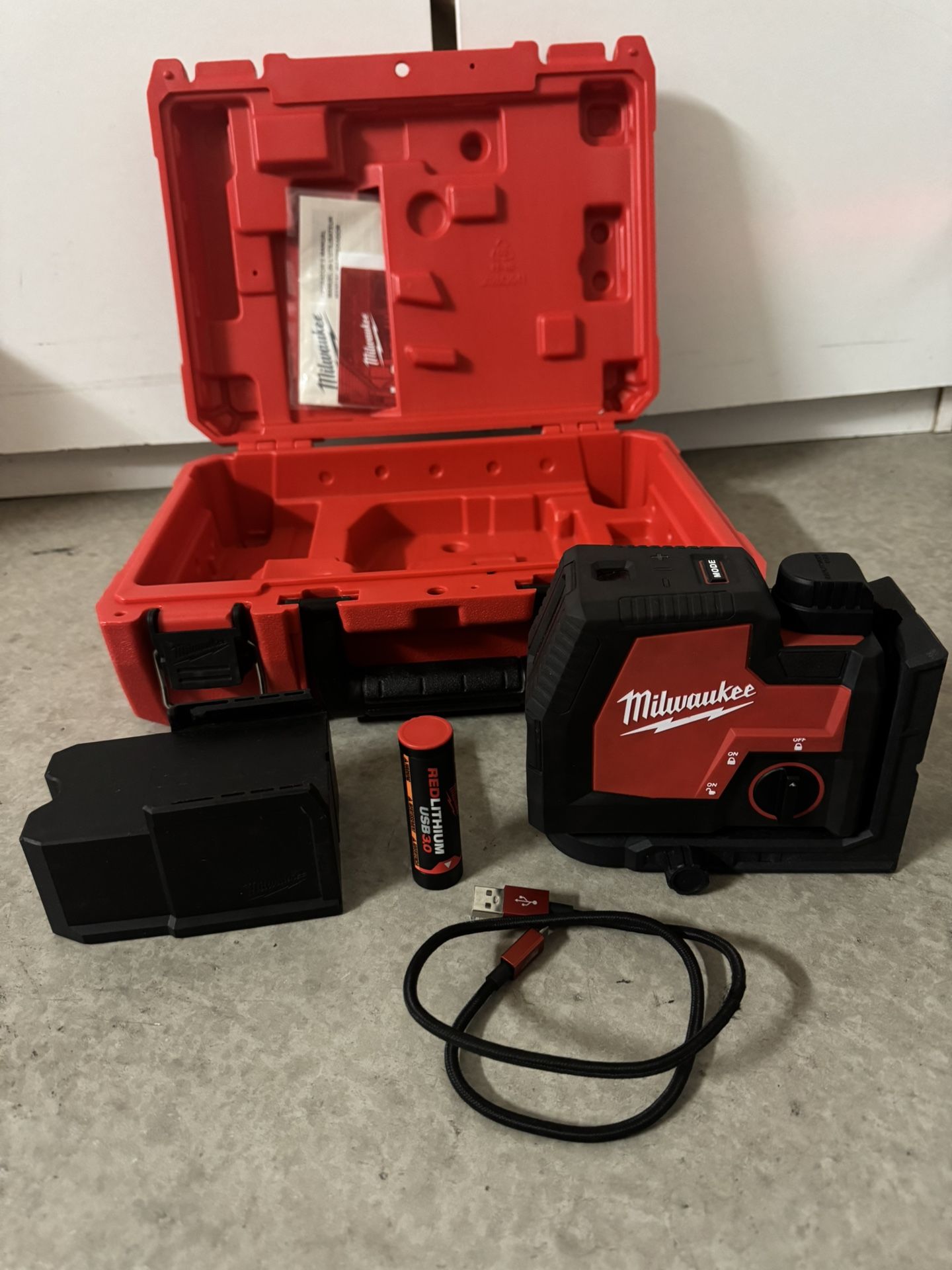 Milwaukee Green 100 ft. Cross Line and Plumb Points Rechargeable Laser Level with REDLITHIUM battery