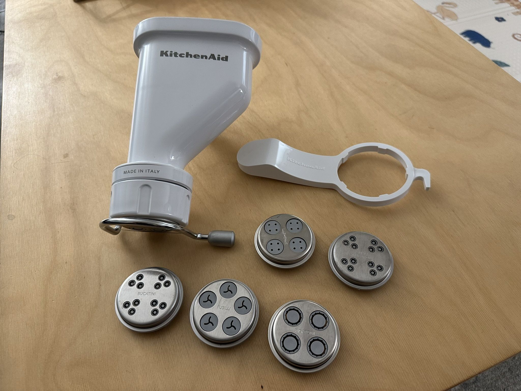 KitchenAid Ksmpexta Gourmet Pasta Press Attachment with 6 Interchangeable Pasta Plates, White