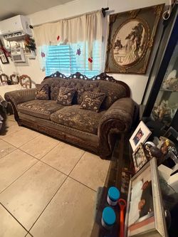 Complete 2-Piece Luxury Living Room Set – Ornate Traditional Sofa & Matching Loveseat Set ($500 for Both!)