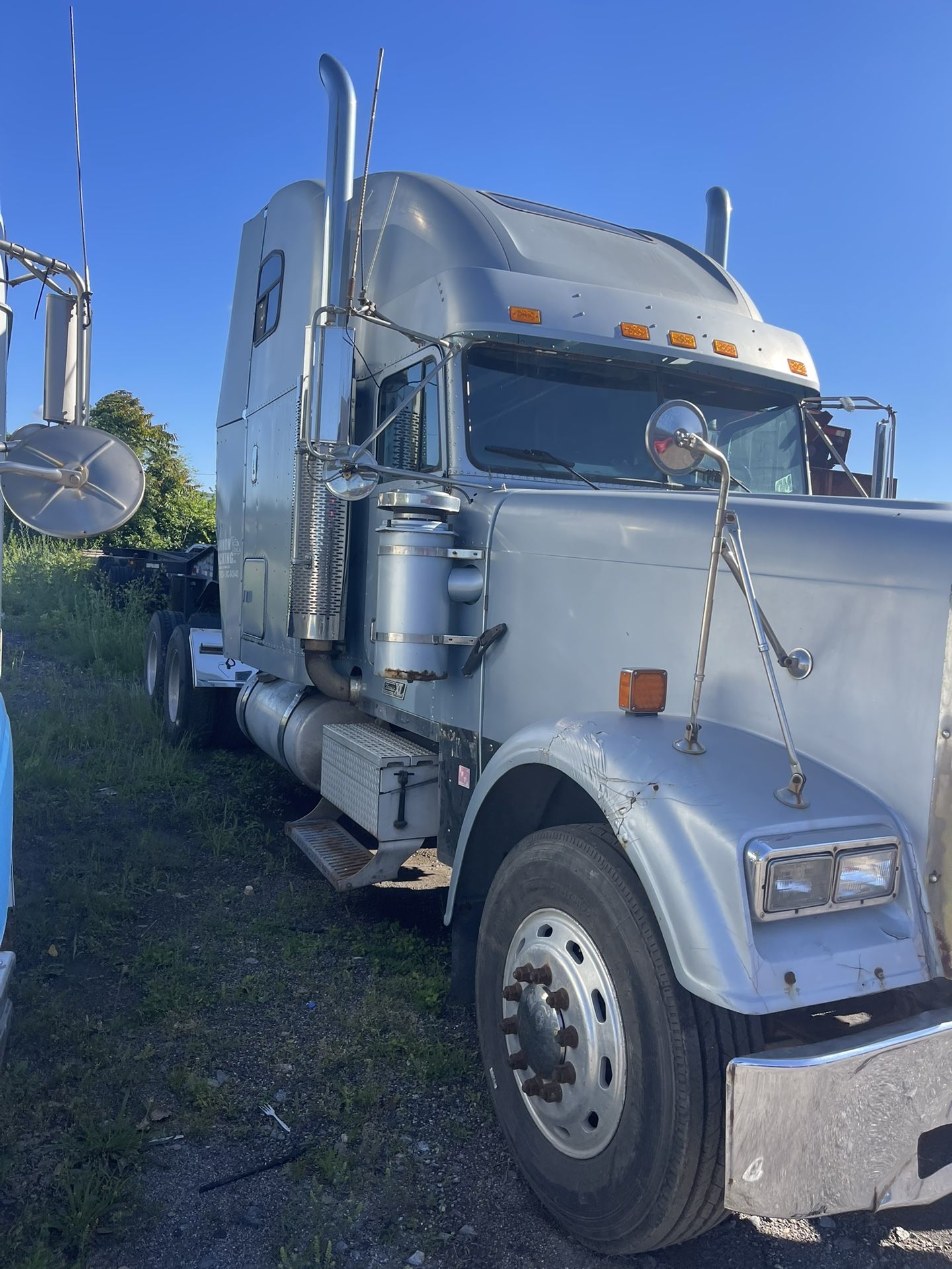 2000 Freightliner FLD120 Classic