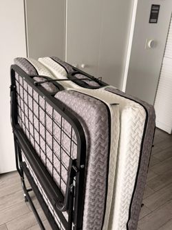 🛏️ Foldable Rollaway Bed w/ Mattress – Like New