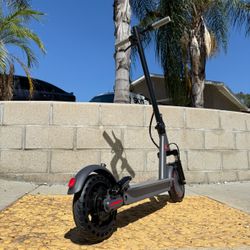 Electric scooter with shocks