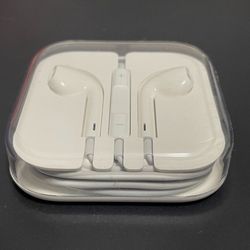 NEW Apple EarPods (3.5mm Headphone Plug).