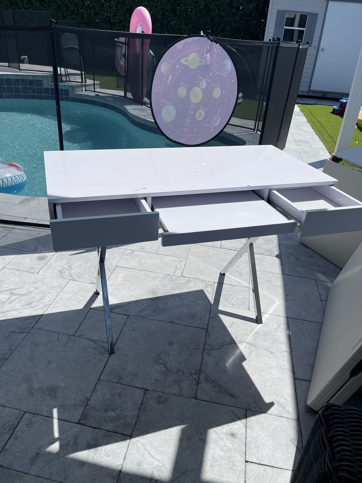 White Deask Office equipment & Supplies