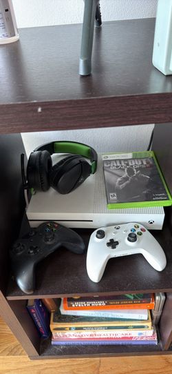 Xbox One with 2 controllers, headset and game