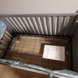 Baby Crib &Changing Table 