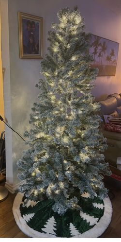 6.5 Ft Christmas Tree 🌲(moving sale)