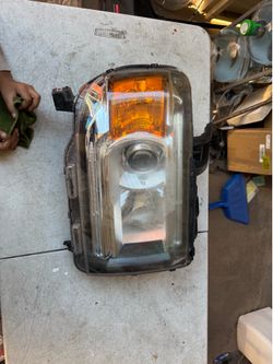 Gmc canyon Right Headlight Oem