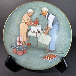 American Family Series Norman Rockwell Wrapping Christmas Presents Plate