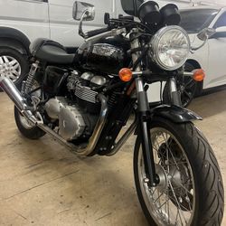 TRIUMPH 900cc🏍️