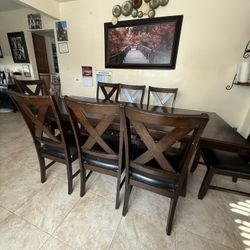 Comedor.. A Dining Table And Chairs