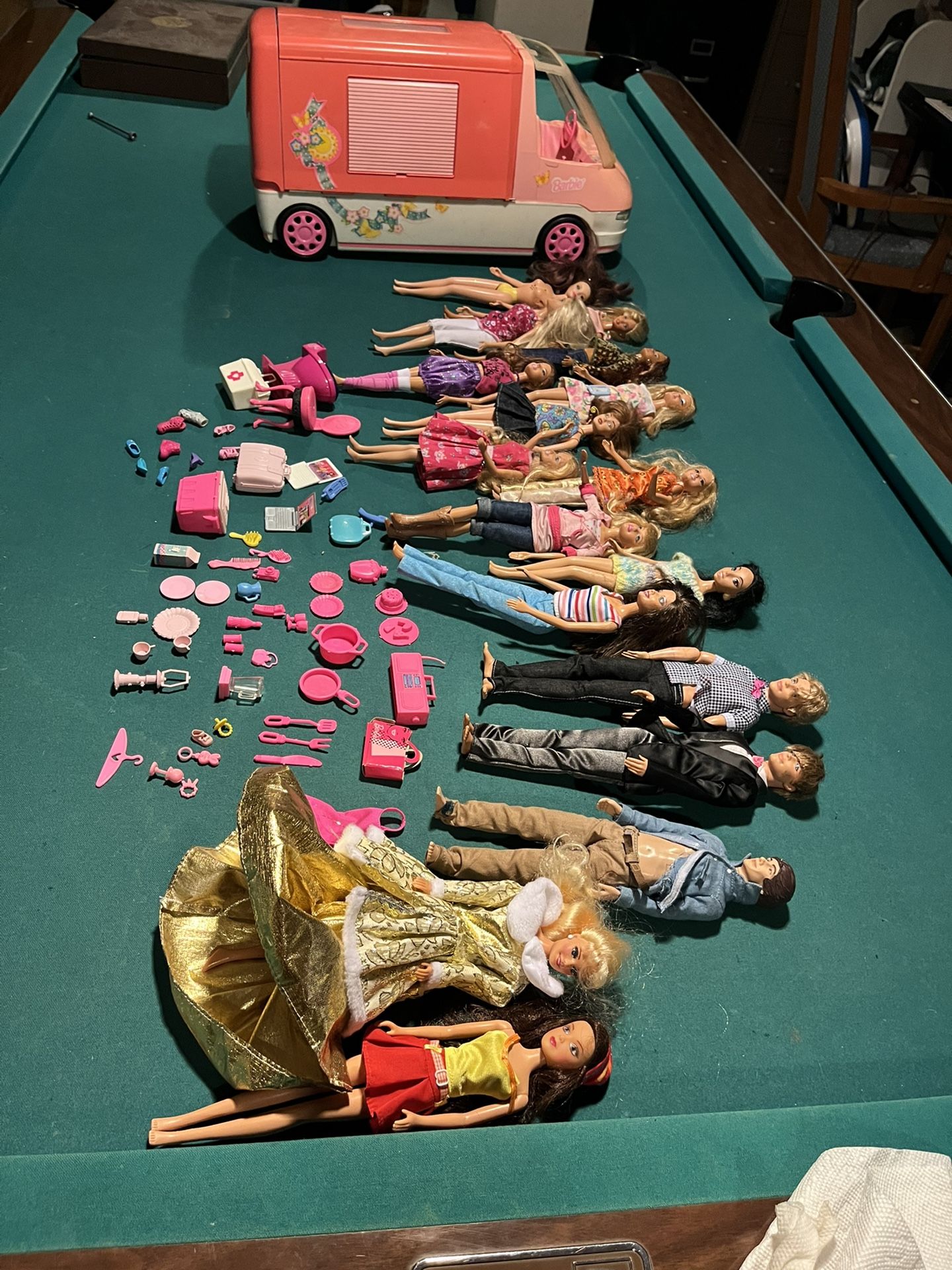 1996 Barbie RV, 15 Barbies, Clothes & Accessories