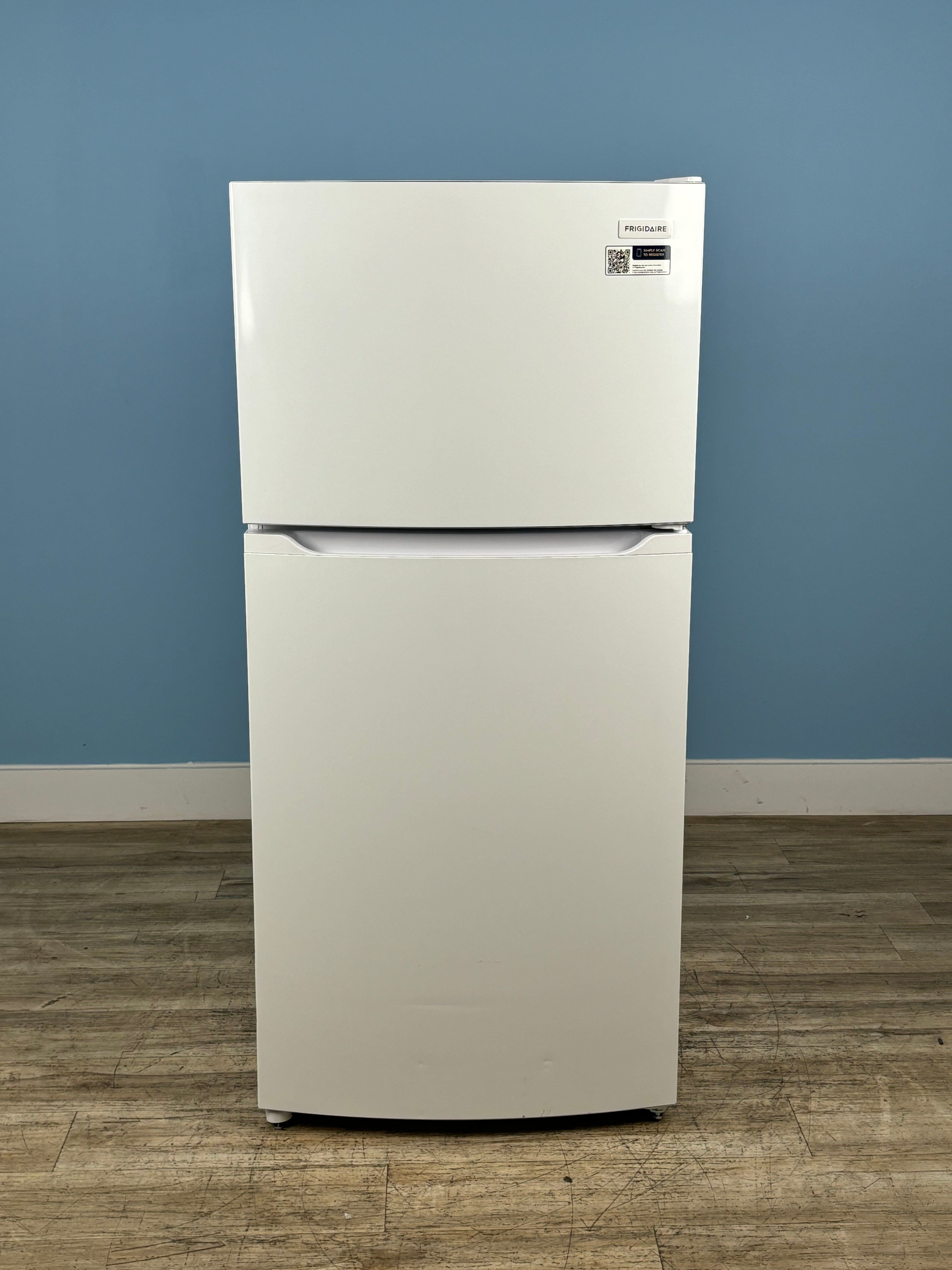 Frigidaire - 27.6 in. 14 cu. ft. Top Freezer Refrigerator in White, ENERGY STAR