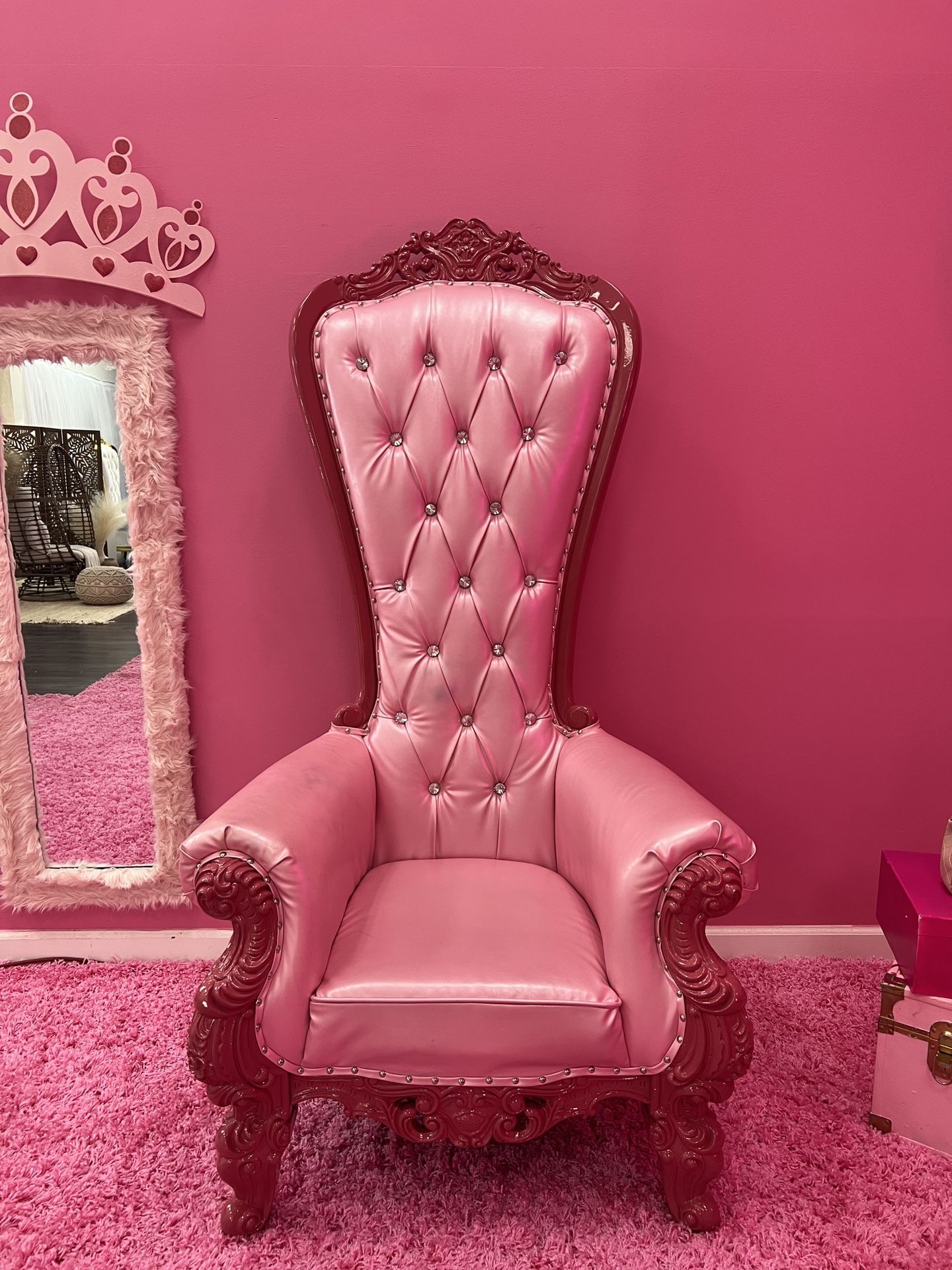 pink throne chair 