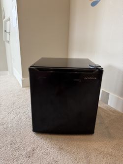 Insignia 1.7 cu ft Compact Mini Fridge