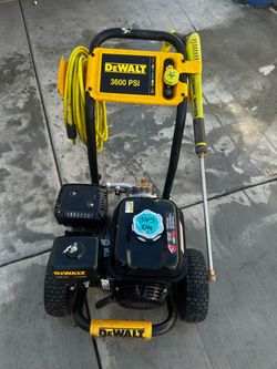 Shop DEWALT 3600 PSI 2.5 GPM Gas Pressure Washer with Honda GX200 Engine, Heavy-Duty Commercial Cold Water P