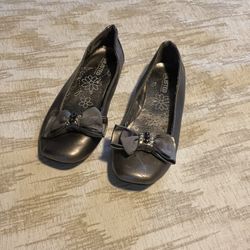 Girls Sz 1 flat Shoes.  Metalic Gray color