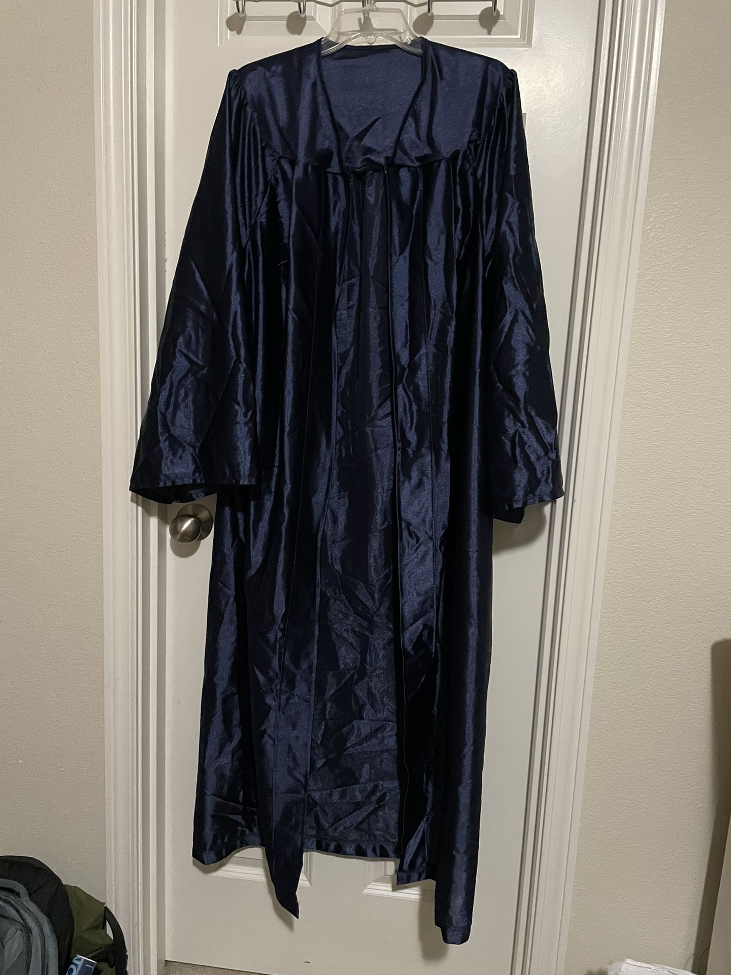 Graduation Gown (6’2”)