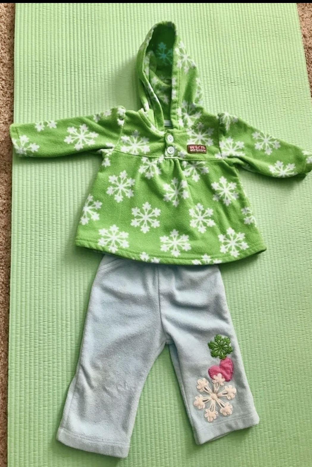 This is a 3-6 mo Carter’s Child of Mine Brand 2 piece outfit. More Below.