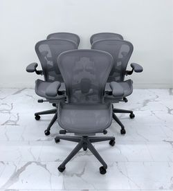 LIKE NEW HERMAN MILLER REMASTERED AERON CHAIR SIZE B, CARBON FINISH FULLY ADJUSTABLE ARMS & ADJUSTAB
