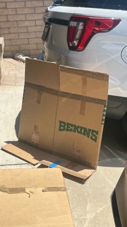 Bekins wardrobe boxes w/hanger rods