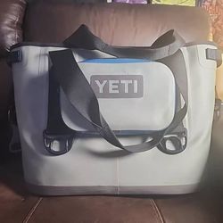 YETI Hopper 20 Soft Bag Zipper Cooler With Shoulder Strap