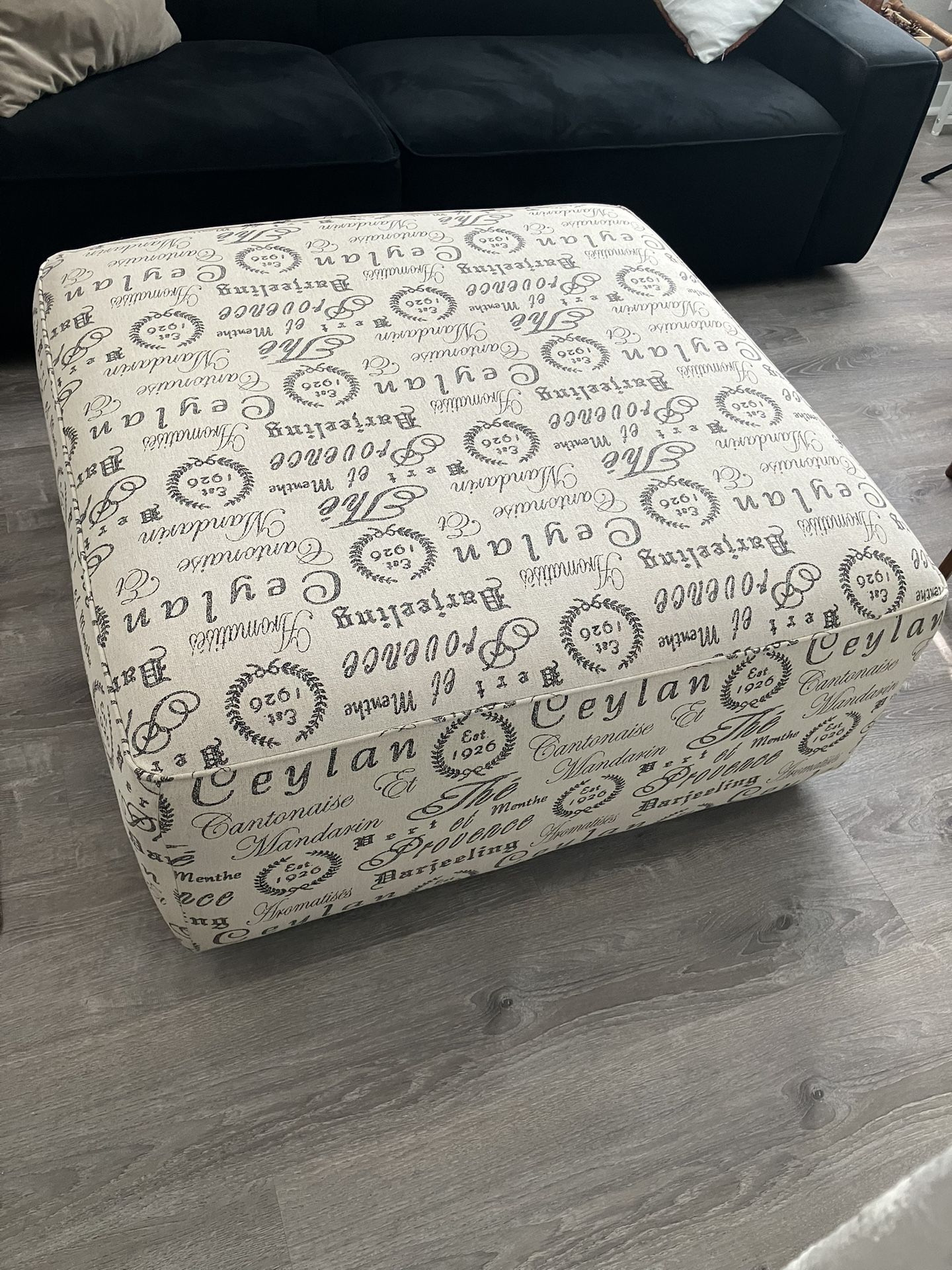 Oversized ottoman like new Very Comfortable 