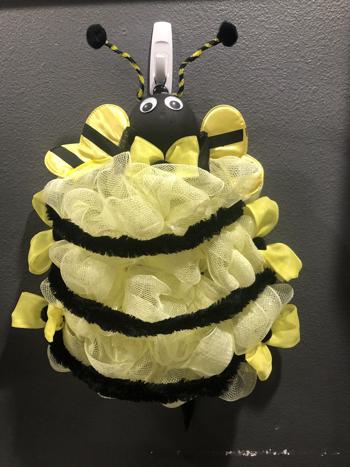 Deco mesh bee wreath