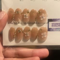 Press on nails