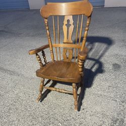 🌹BEAUTIFUL SOLID WOOD VINTAGE  ROCKING CHAIR🌹