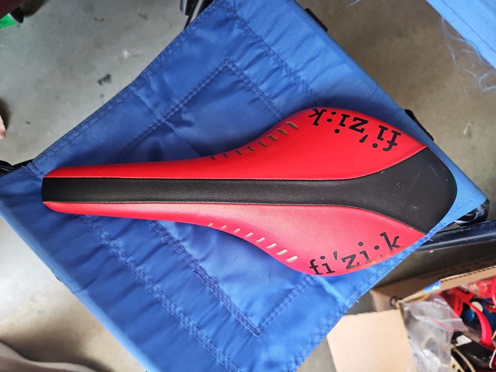 Fizik Saddle Red