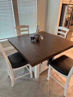 Kitchen table w/ chairs