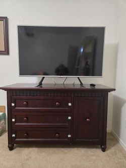 TV & Dresser / TV Stand